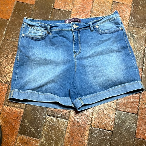 Gloria Vanderbilt blue jeans shorts size 12 with 5” inseam - Picture 1 of 6